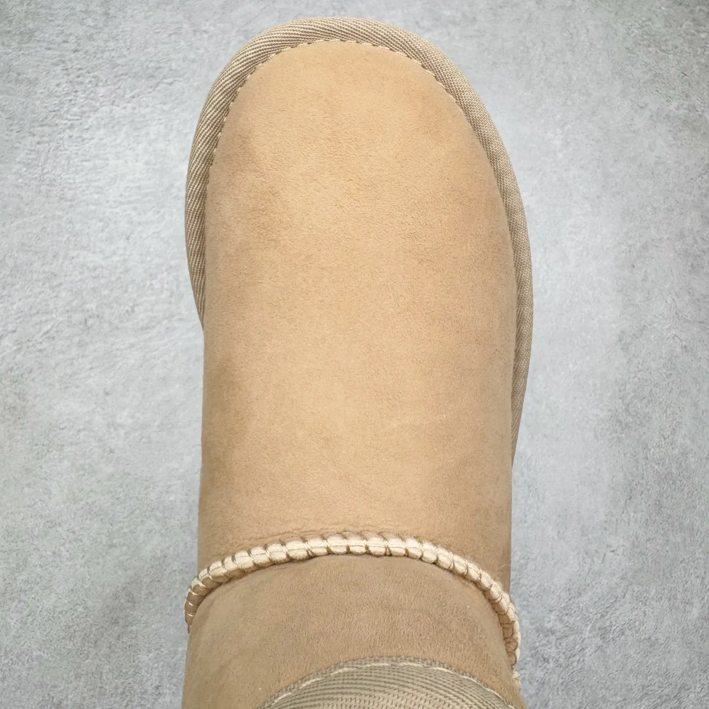 Pick up locally💰520 UGG 6222 Classic short-cut autumn and winter sheepskin and fur integrated snow boots. All shoes are made from the same factory as ZP. Longfeng A-grade Australian imported sheepskin and fur integrated men's and women's boots. Brand OEM production line. Fully follow the ZP process. OEM original pattern maker. Adhering to the principle of no original shoes and no development selection. Pay attention to every detail. The most authentic version on the market. TREADLITE "Light Wing" technology outsole. Lightweight/durable/flexible/pile size: 35 36 37 38 39 40 41 42 43 44 45 Coding: by2936060